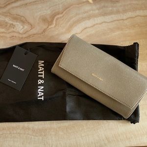 BBWT sage “Vera” Matt & Nat wallet with dust bag